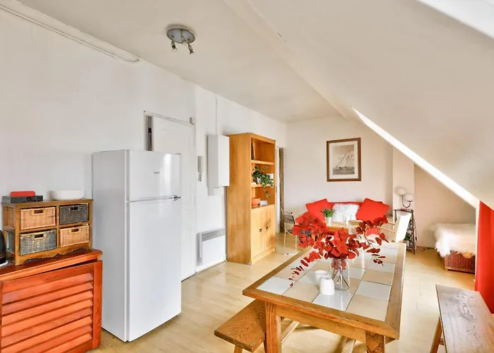 Cosy Apartment Under The Roofs Of Paris